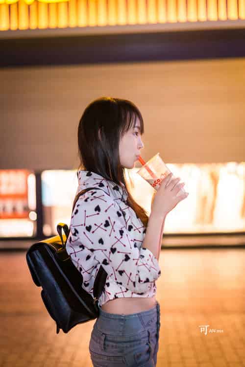 可爱美女的街头的俏皮