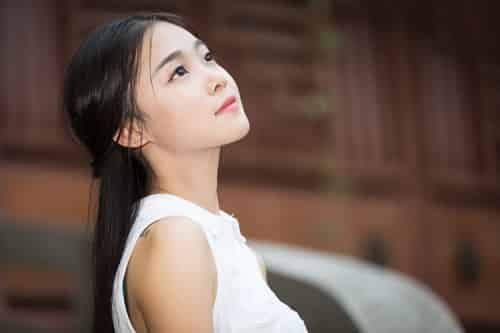 感受初秋微凉的清纯可爱女子