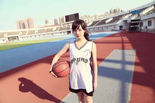 爱上篮球的清纯姑娘