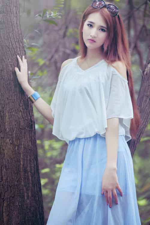 清纯美女甜美户外迷人写真