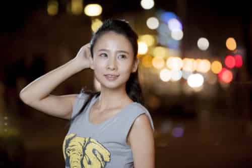 夜晚霓虹灯下的你美艳撩人