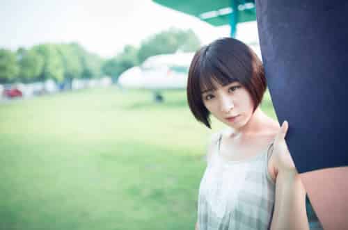 公园里独自端坐的清纯少女