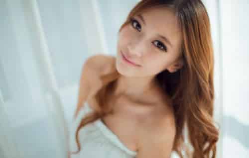 青涩的苹果与迷人美女相伴