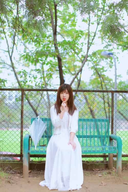 雨中安静等待的安详少女