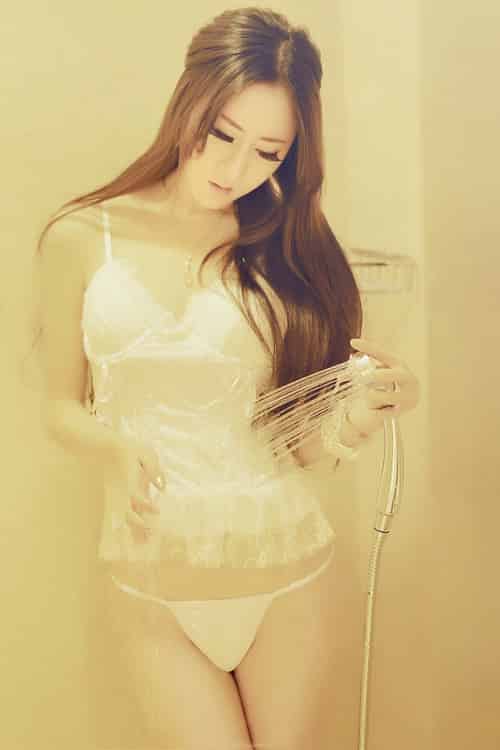 美胸妖娆少女的浴室诱惑美照