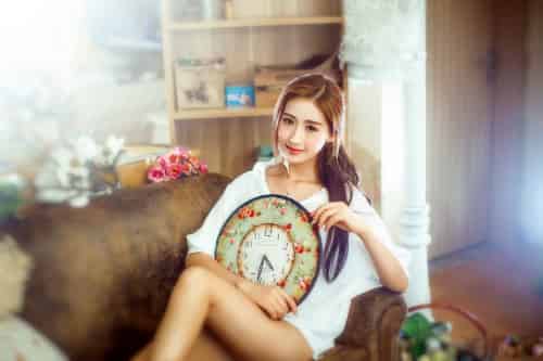 纯情美少女身着性感白衬衫私房拍摄
