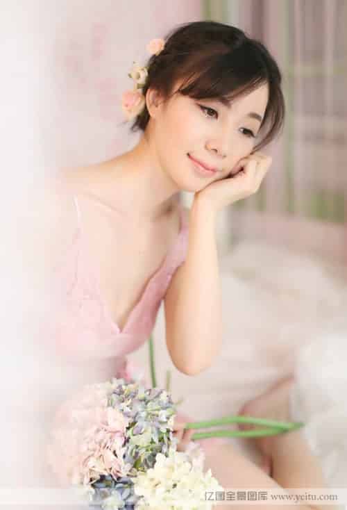 恬静气质美女浴室朦胧性感美