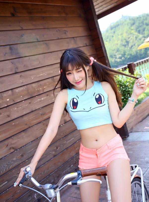 推女神美女模特朱若慕露乳沟演绎单车诱惑