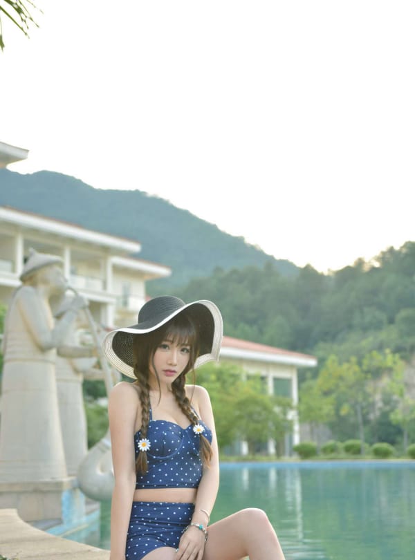 推女神美女模特朱若慕比基尼性感云曼旅拍