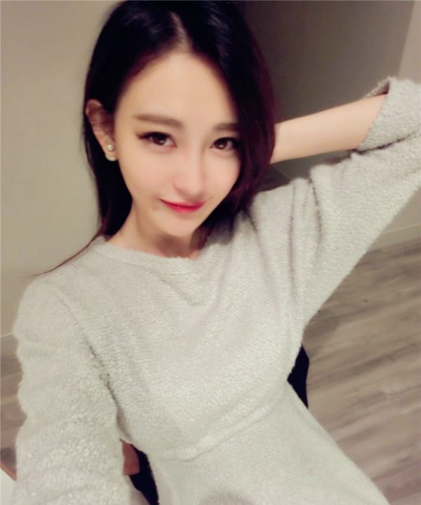 清纯美女娘王思媛Vivian室内气质自拍照