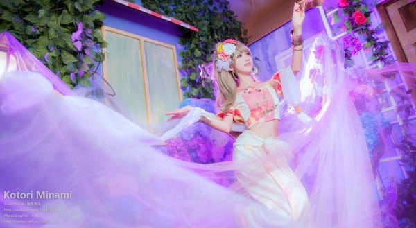 甜美少女身穿精致服饰cosplay动漫人物南小鸟