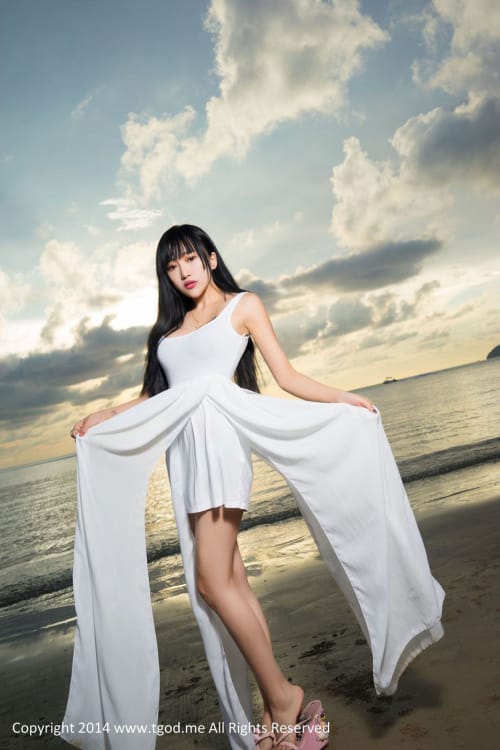 推女神美女模特杨上萱修长美腿比基尼内衣诱惑沙巴旅拍