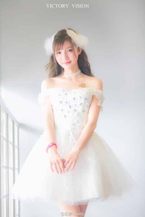 嗲囡囡清新美女奶茶Emily娇美容颜绝世身材养眼街拍美图