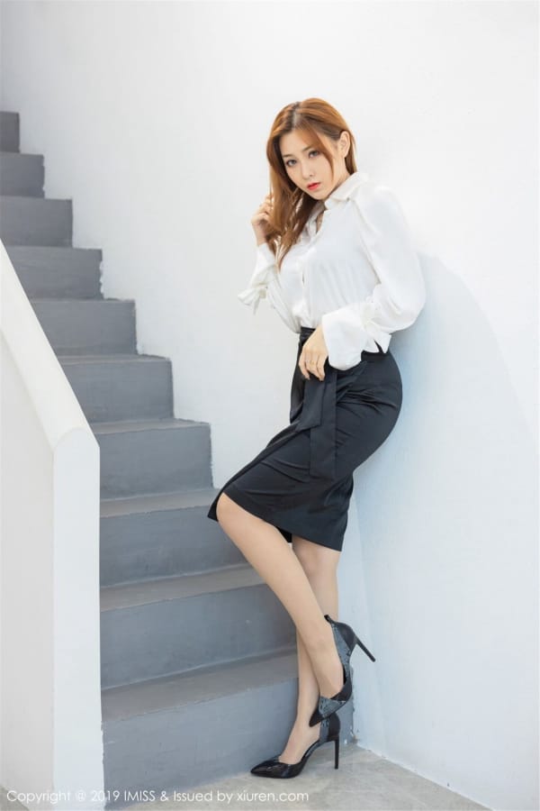爱蜜社新人模特莉娜lena职场OL白衬衫制服诱惑首套写真