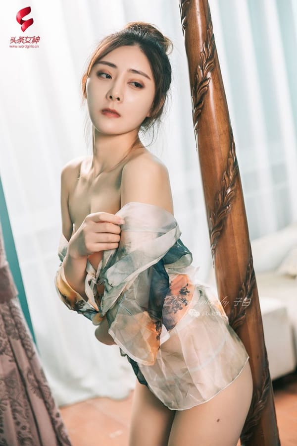 头条女神性感美女莫小希身着和服美胸翘臀丁字裤诱惑写真