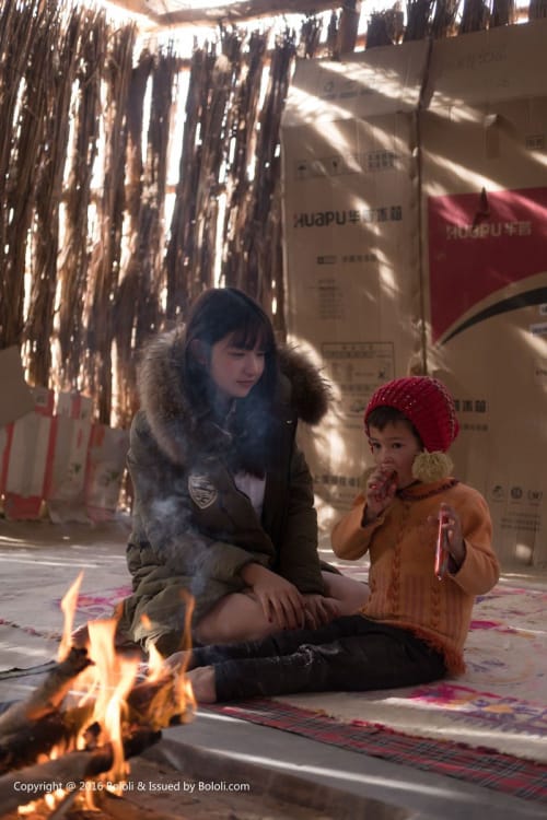 波萝社美女模特周闻/球球沙漠身着白p裙抱着孩子取暖系列