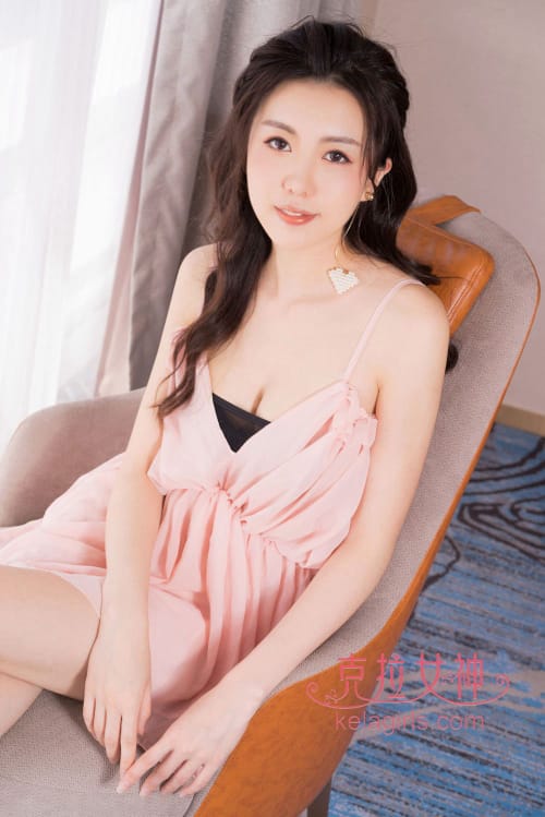 克拉女神美女模特芸斐粉色性感吊带睡衣裙深V诱惑私房写真