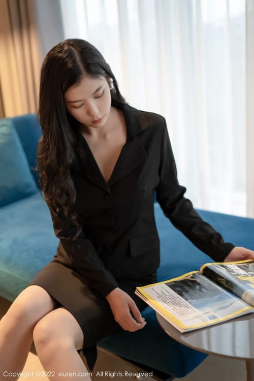 秀人网美女模特李雅柔职业制服搭配原色丝袜系列性感写真