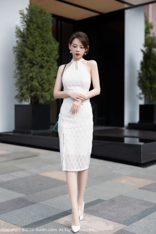 秀人网美女模特言沫白色轻透露肩连衣裙原色丝袜性感写真