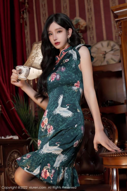 秀人网性感女神周于希Sally暗绿色旗袍黑丝冷艳系列三亚旅拍