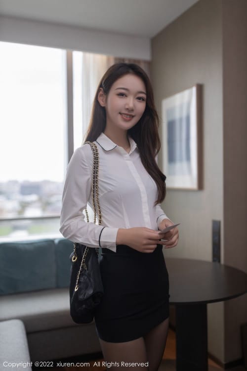 秀人网美女模特唐安琪简约白T搭配短裙职场OL珠三角旅拍
