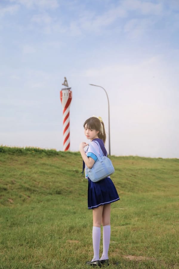 微博妹子Fushii海堂学生制服配白丝袜高岭爱花主题户外写真