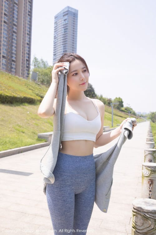 秀人网美女模特鱼子酱Fish淡色运动服饰性感身材三亚旅拍