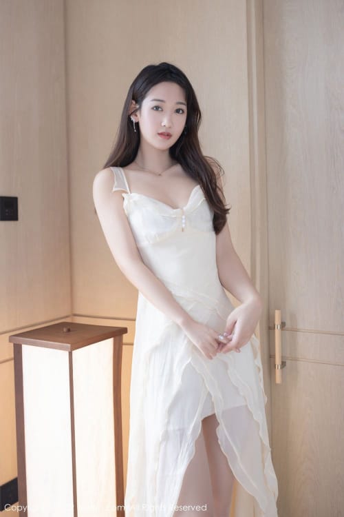 秀人网美女模特唐安琪米黄色吊裙搭配丝袜系列珠三角旅拍
