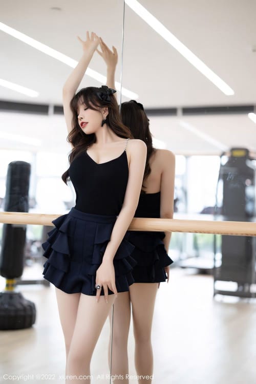 秀人网性感女神芝芝Booty深色连衣短裙搭配原色丝袜写真