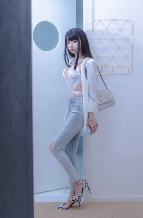 美女主播过期米线线喵牛仔裤白丝系列休息日主题性感写真