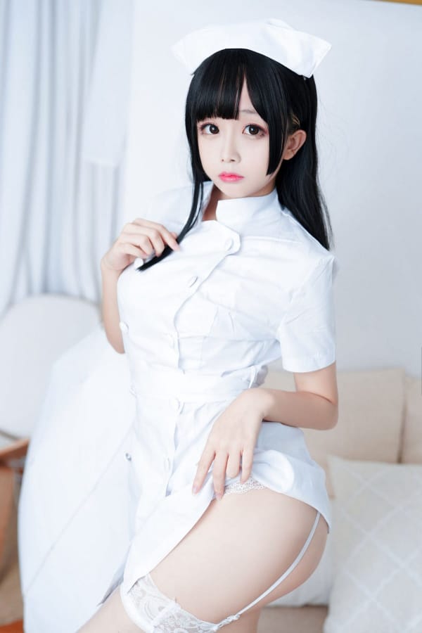 动漫博主日奈娇纯白护士装搭配白丝吊袜私房半脱写真