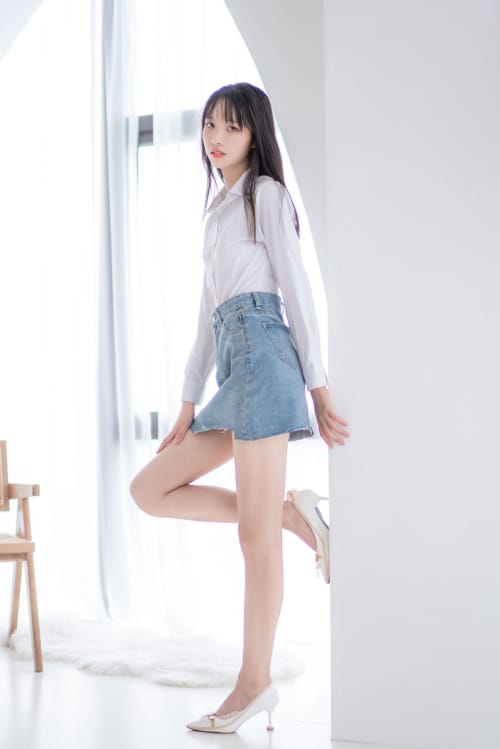 清纯妹子西呱呀呀呀白衬衫搭配牛仔裙居家系列写真