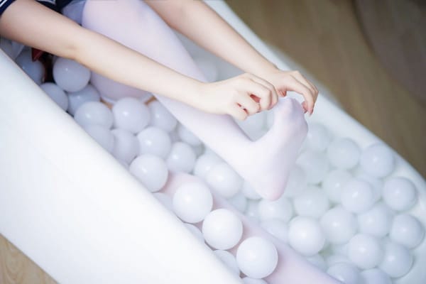 日奈娇死库水搭配白色丝袜制服主题私房写真