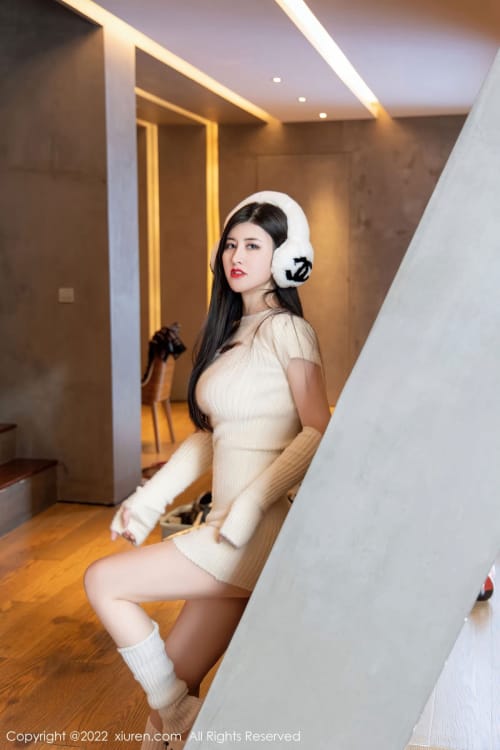 秀人网美女模特陈诗诗kiki米色上衣惹火身段户外娇媚写真