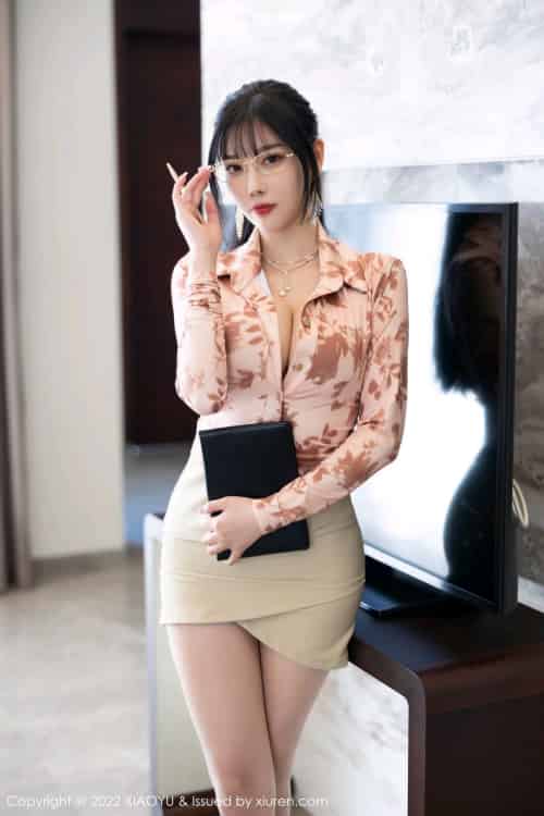 语画界性感女神杨晨晨Yome浅色上衣搭配暖灰色短裙心愿旅拍