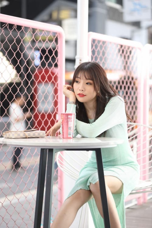 美女模特芝芝Booty绿色包臀长裙都市丽人主题户外性感写真