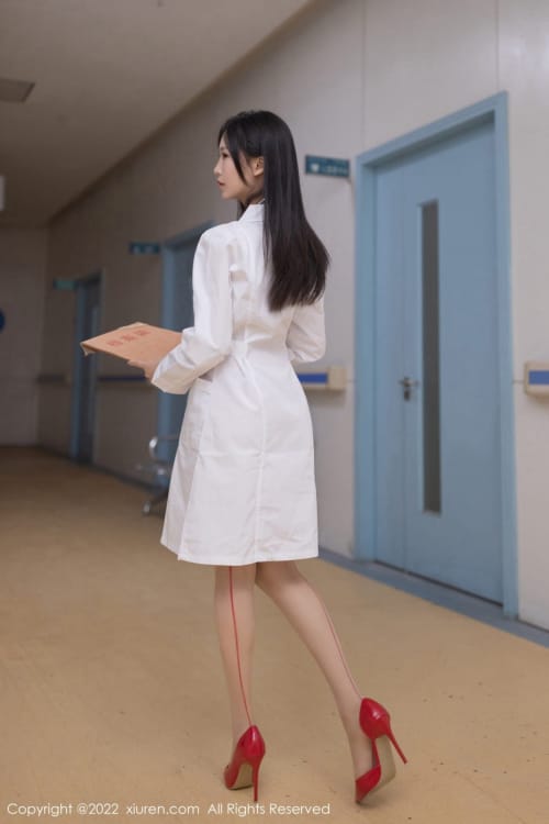 秀人网美女模特抖娘利世护士服饰搭配原色丝袜性感写真