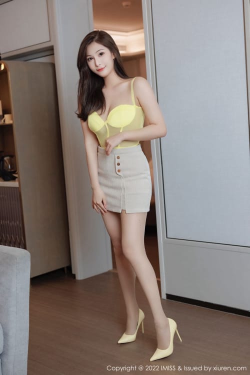 爱蜜社气质女神Lavinia肉肉黄色轻透内衣原色丝袜性感写真
