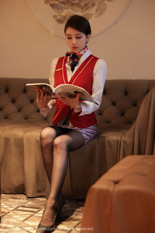秀人网新人嫩模tina_甜仔空姐制服搭配诱人黑丝大理旅拍