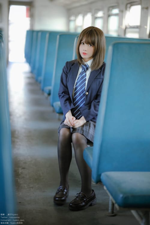 网络美女Nyako喵子火车车厢JK制服黑丝美腿系列写真