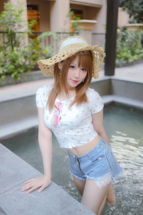 网红萌妹子Nyako喵子微露小蛮腰牛仔热裤温泉旅行