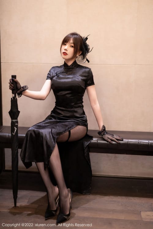 秀人网性感女神徐莉芝Booty黑色旗袍搭配黑色网格袜写真