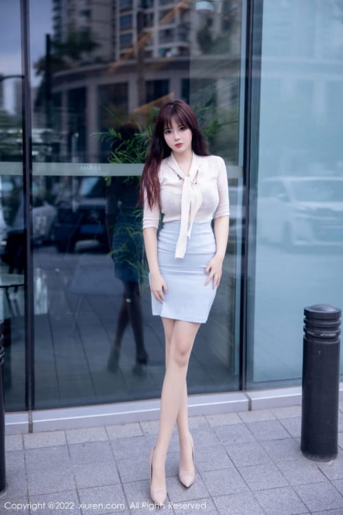 秀人网美女模特Arude薇薇浅色上衣搭配浅蓝灰短裙性感写真