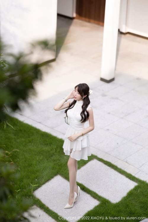 语画界性感女神徐莉芝Booty白色连衣裙搭配原色丝袜写真