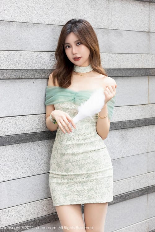 秀人网性感女神绮里嘉ula浅色露肩连衣短裙原色丝袜写真