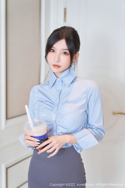 秀人网性感女神周于希Sally职场OL灰丝美腿装扮心愿旅拍