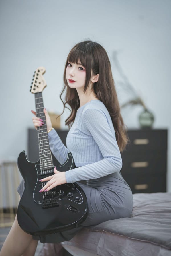 动漫博主封疆疆v - 长发飘飘吉他妹妹主题性感写真