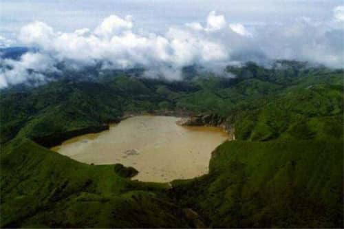 世界十大最奇特的湖泊（死海上榜，沸湖底下像有炉子在加热）