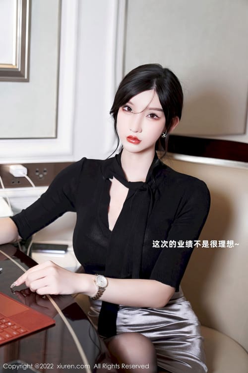 秀人网性感女神周于希Sally黑色上衣搭配浅色短裙心愿旅拍