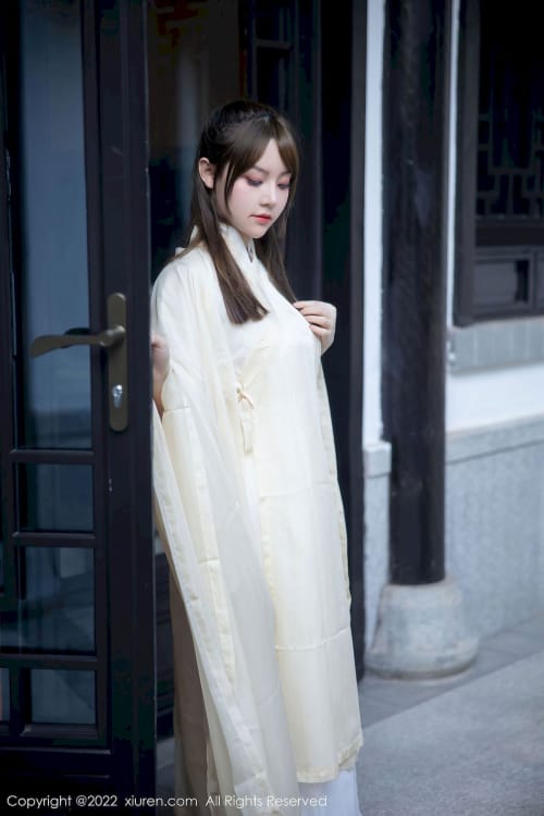 秀人网美女模特豆瓣酱白色古装服饰丰腴身材性感写真